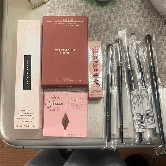 Charlotte Tilbury Makeup Brush Set with Eyeshadow Palette - Picture 1 of 7